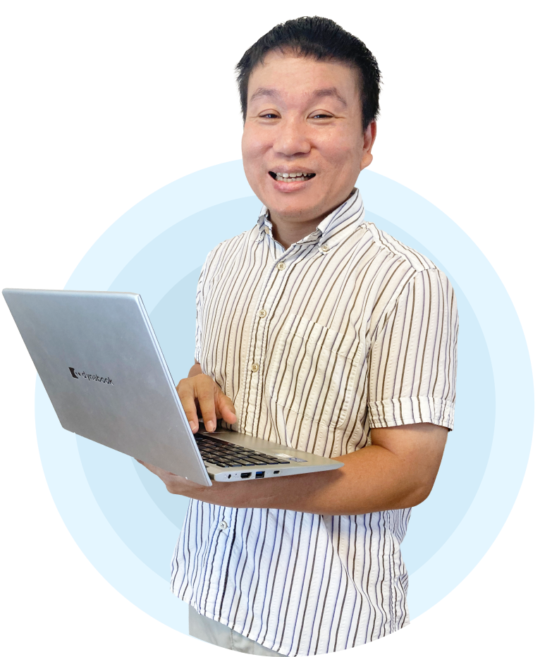 노트북을 들고 있는 세짱 선생님